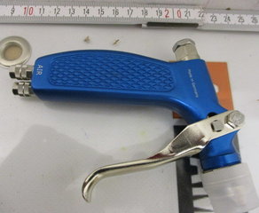 Пистолет
FINE-Spray Pistole Modell W 3 FZ-Duo
Düse: 0,5 mm Luftkappe: Flachstrahl, 60° Überwurfring:
Überwurfring Verschluß: Regulierverschluß SCHUTZE SPRITZTECHNIK / ALFRED SCHÜTZE