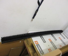 Щетки
Standardbürstenleiste
Körpermaterial:Polyethylen (PE)
Körperfarbe:schwarz
Fasermaterial:Polyamid 6 (PA6)
Faserfarbe:schwarz / glatt
Faserdurchmesser:0,30
Faserhöhe (FH):30
Körperlänge:1.000 mm Mink Bürsten