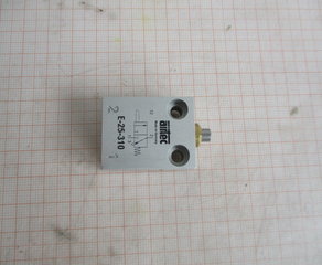 mechanisch betätigtes Sitzventil Baureihe E-25
3/2-W ege, monostabil
Betätigung Stößel M5, NW 2 mm
Rückstellung mit mechanischer Feder
Arbeitsdruck: 0... 12 bar
Temperaturbereich: -10°C... +70°C AIRTEC Pneumatic