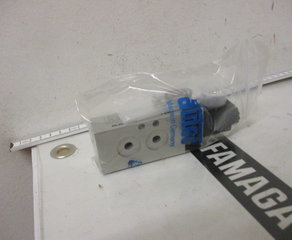 Клапан
elektrisch betätigtes Kolbenschieber-Ventil
Baureihe KN-05
3/2-Wege, monostabil, Ruhestellung geschlossen
NAMUR Anschlussbild
Rückstellung mit Luftfeder
G1/4, NW 6 mm
Handhilfsbetätigung rastend, gegenüber 1 und 3
Arbeitsdruck: 3… 10 bar
Temperaturbereich: -10°C… +70°C AIRTEC Pneumatic