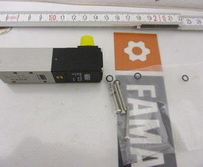 Пневматический клапан
elektrisch betätigtes Kolbenschieber-Ventil
Baureihe MC-20
5/2-W ege, monostabil
Rückstellung mit Luftfeder
Grundplattenmontage, NW 3 mm
Handhilfsbetätigung rastend,
gegenüber 1, 2, 3, 4 und 5
24 V DC, 2 W
elektrischer Anschluss bei 1, 2, 3, 4 und 5
Arbeitsdruck: 2,5... 8 bar
Temperaturbereich: -10°C... +70°C AIRTEC Pneumatic