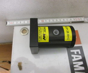 Пневматический вибровстряхиватель
Netter Druckluft-Kolbenvibrator
NTP 25 B+C
Serienmäßige Ausstattung:
Weichschlagend, Bodenplatte B mit Prallplatte C,
Schlauchtülle und Schalldämpfer aus Kunststoff,
Gehäuse aus Aluminium hart coatiert
Geeignet für Einsatz im Temperaturbereich von 5°C bis 60°C Netter Vibration