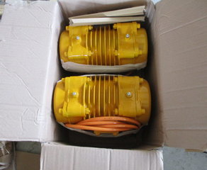 Вибратор 
Rüttler A 400/1000
inkl. Leitung *)
Zentrifugalkraft: 10 kN
Drehzahl: 2850 U/min
Leistung: 520 W
Netzspannung: 230/400 V
Nennstrom: 1,7/1,0 A
Netzfrequenz: 50 Hz
HS-Code: 8479 1000
Abmessungen lt. Datenblatt